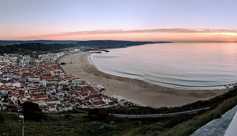 Vissersplaatsje Nazaré aan de Costa de Prata of Zilverkust van Portugal