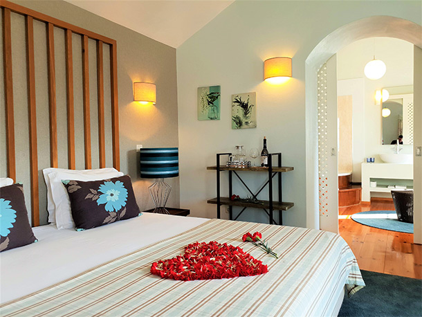 Romantisch ingerichte hotelkamer bij Quinta da Palmeira
