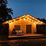 De lodgetent met buitenkeuken