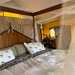 Het grote bed in de safaritent (2x2 meter)