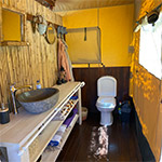 Het sanitair binnenin de safaritent