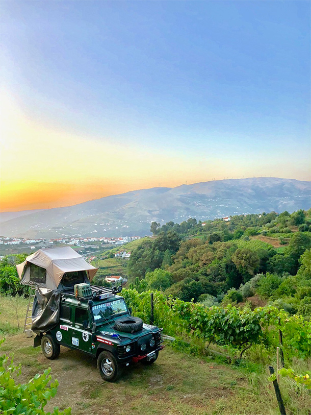 Jeep met daktent op kleinschalige camping Quinta das Corujeiras