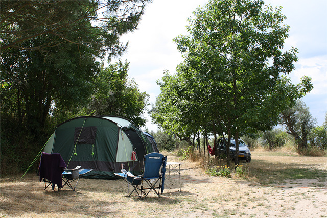 Rustiek kamperen op een kleine, groene camping Portugal
