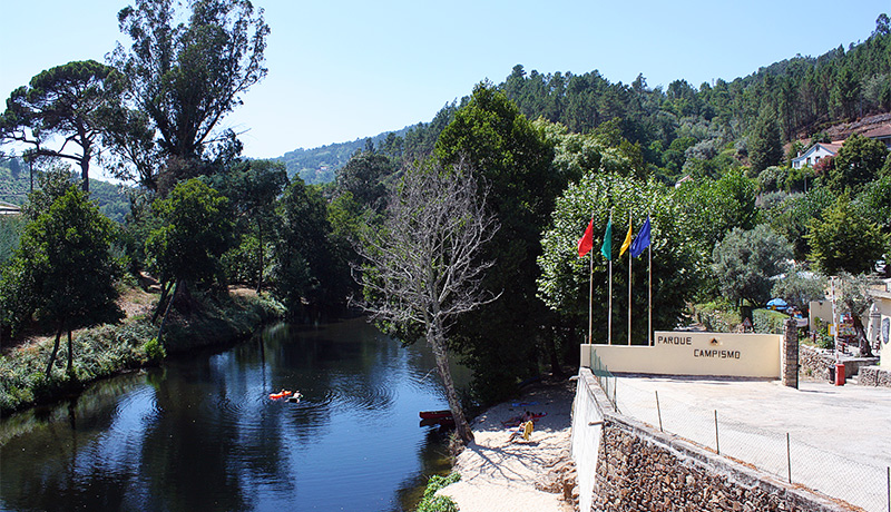 Kleine camping Midden-Portugal met rivierstrand