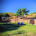 Tuin met trampoline, ligstoelen en zwembad