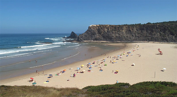 Rustig strand aan de kust van de Alentejo