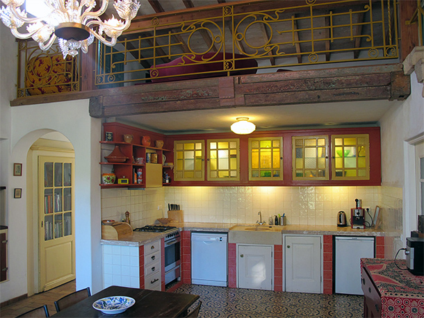 De vintage inrichting van vakantiehuis Casa Andorinha, woonkeuken met vide