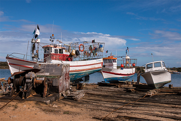 Kleurrijke vissersboten in Fuseta